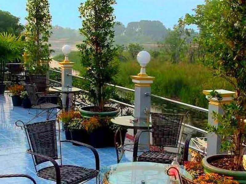 Noble Night Guesthouse Kanchanaburi City Exteriör bild