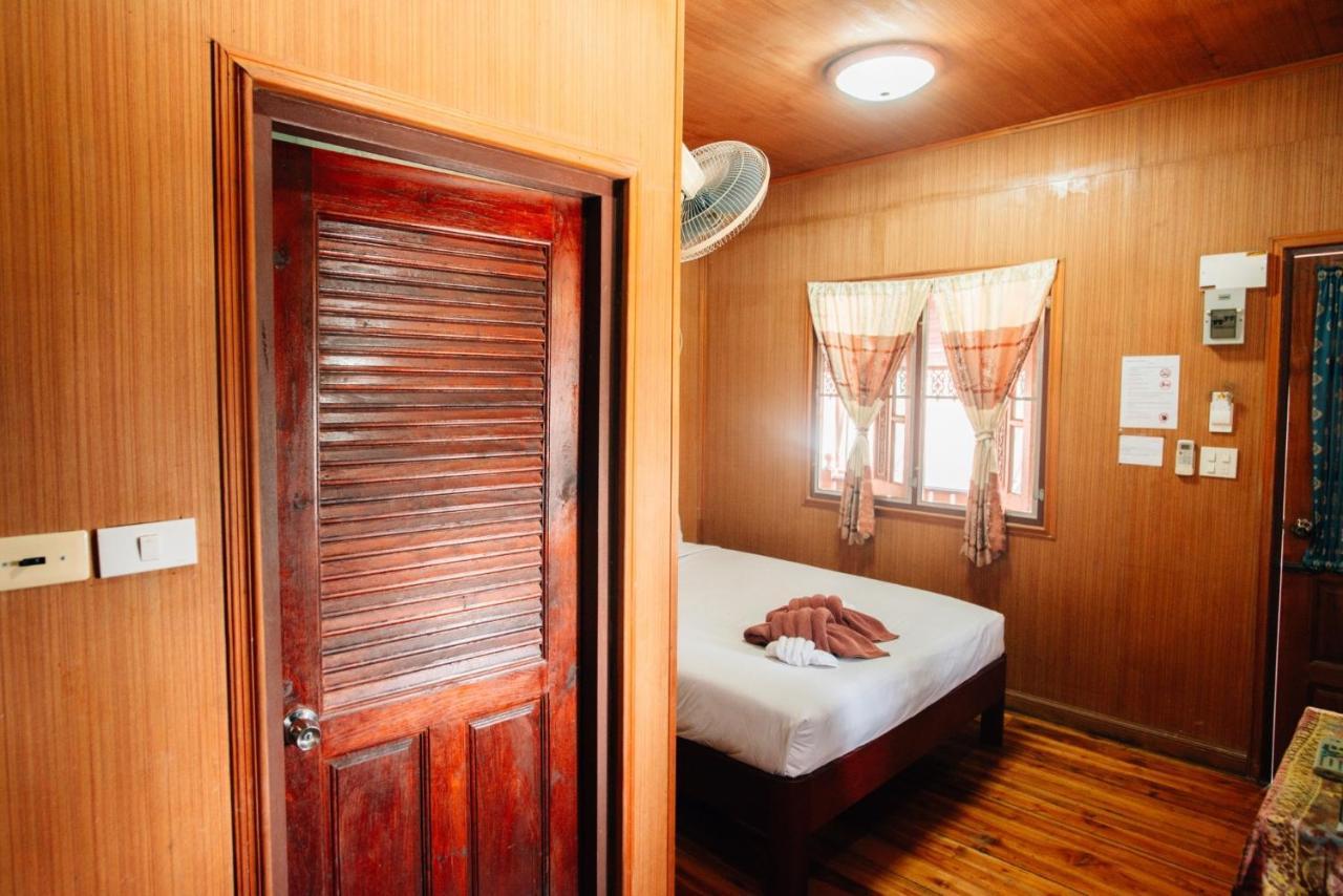 Noble Night Guesthouse Kanchanaburi City Exteriör bild