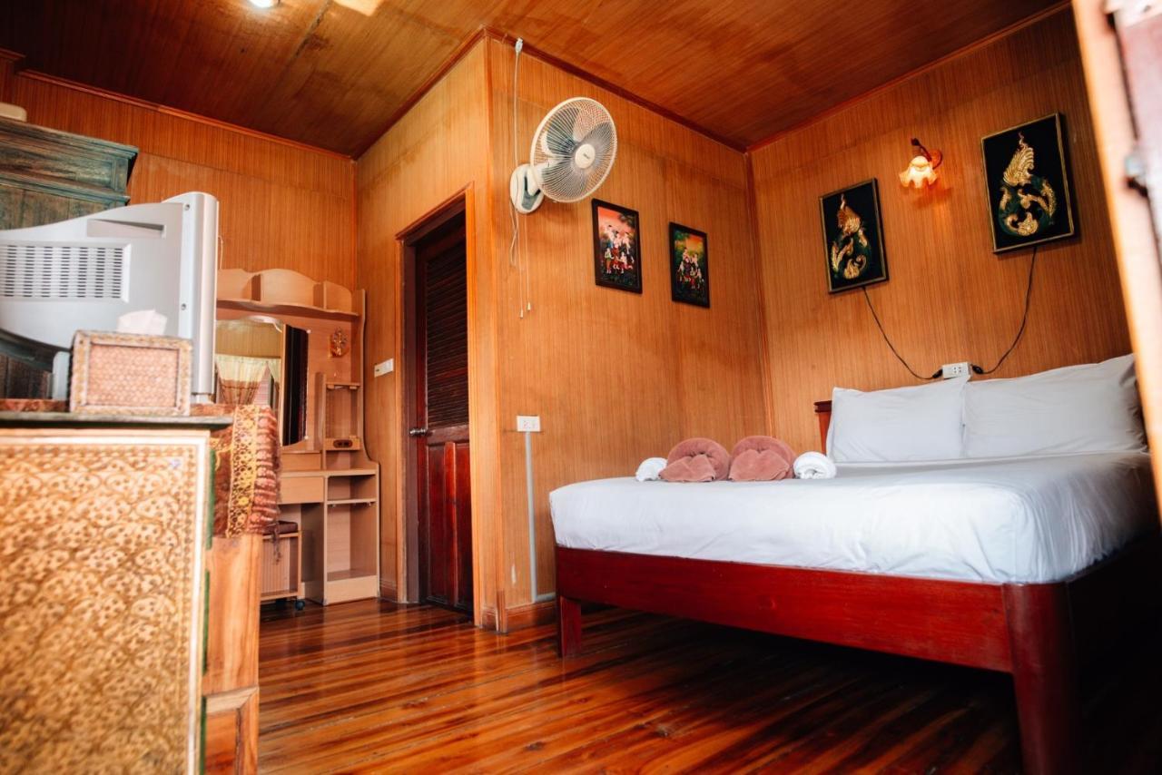 Noble Night Guesthouse Kanchanaburi City Exteriör bild